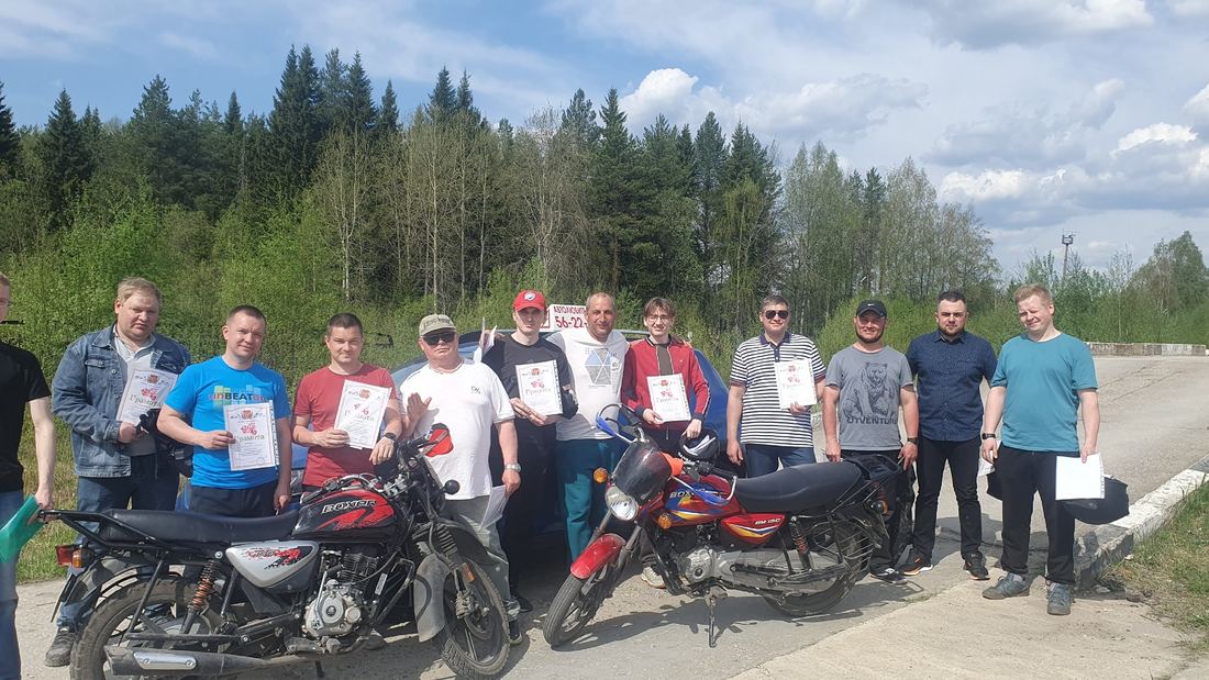 Группа выпускников автошколы с грамотами