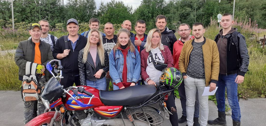 Группа выпускников с грамотами у учебных мотоциклов на площадке