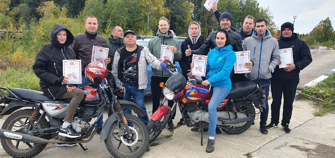 Группа выпускников автошколы с грамотами и мотоциклами