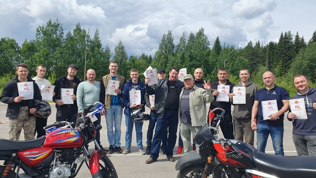 Выпускники автошколы с грамотами на автодроме